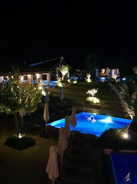 8. Il resort visto dall&#39;alto la sera: quante piscine per gli ospiti